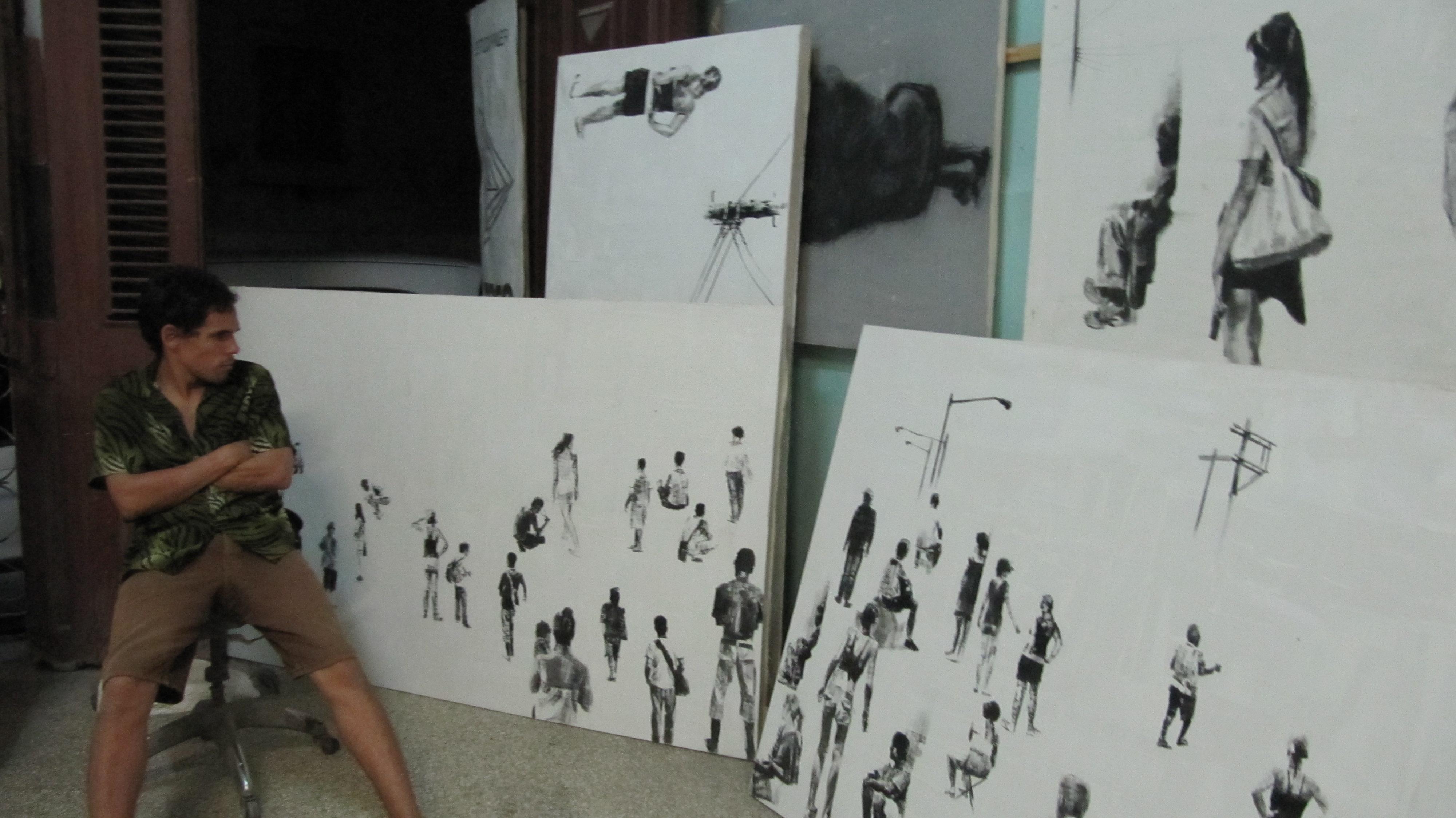 Seleccionando obras para exposición. La Habana, 2012.